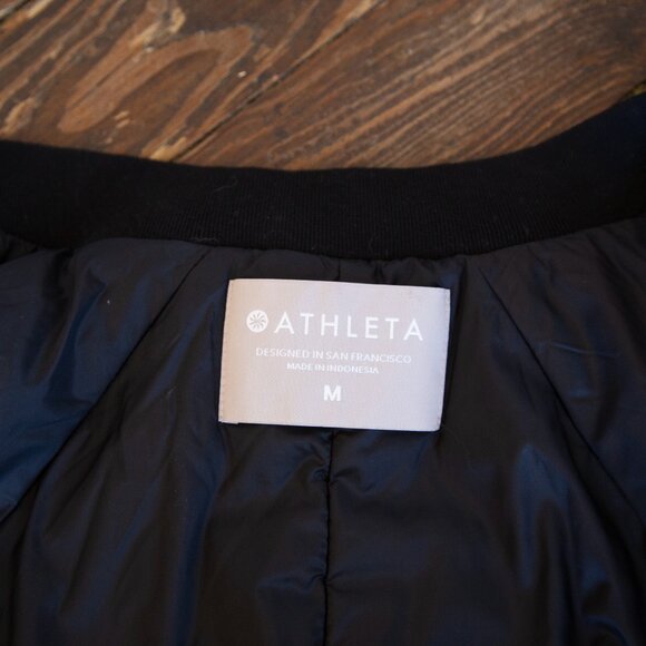 Athleta Summit Primaloft Shell. Mountain Olive. Lightweight water-repel. - Picture 5 of 7